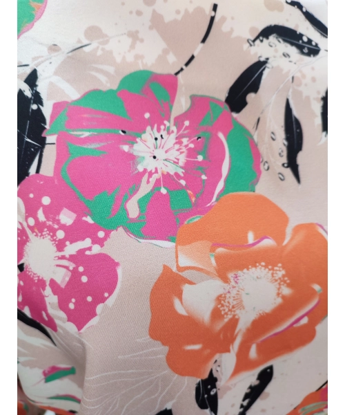 Elegancka bluzka z kwiatowym wzorem i dekoltem na plecach